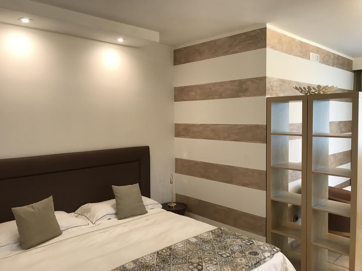 Carone Suite-Charme&Pool โปลีญาโนอามาเร ภายนอก รูปภาพ
